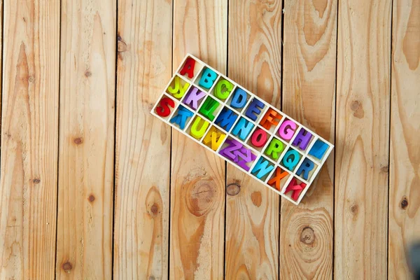 Färgglada engelska bokstäver i rutorna trä för dekoration wordin — Stockfoto