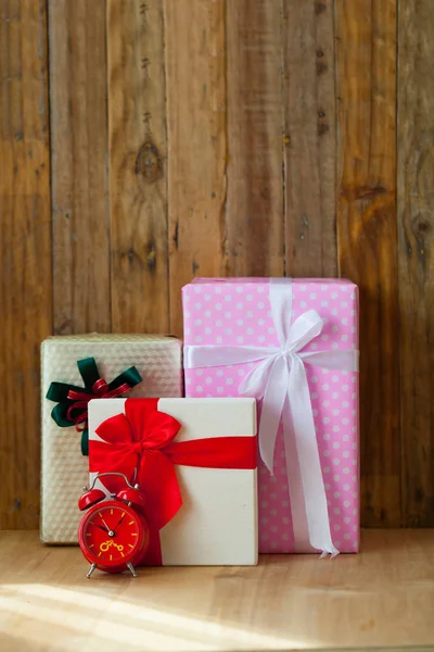 Boże Narodzenie pudełko na podłoże drewniane. Wesołych Świąt i Hap — Zdjęcie stockowe