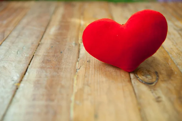 Mini corazón rojo sobre fondo de madera con espacio — Foto de Stock