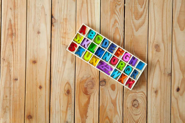 Värikäs Englanti kirjaimet puun laatikot koristeluun wordin — kuvapankkivalokuva