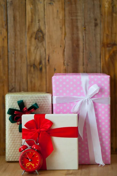 De doos van de gift van Kerstmis op houten achtergrond. Vrolijk kerstfeest en Hap — Stockfoto