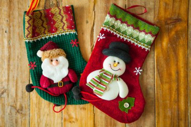 Rustik üzerinde asılı Noel dekorasyon çorap ve kar tanesi