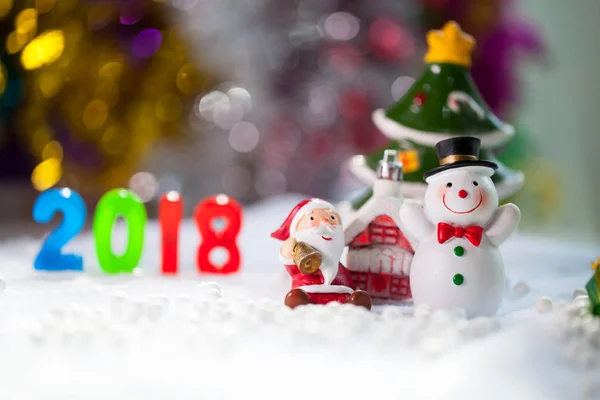 Рождественские реквизиты украшения на фоне снежного поля Рождества — стоковое фото
