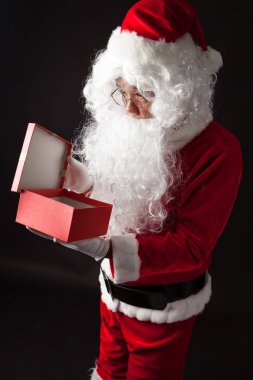 Noel Baba portre koyu arka plan üzerinde