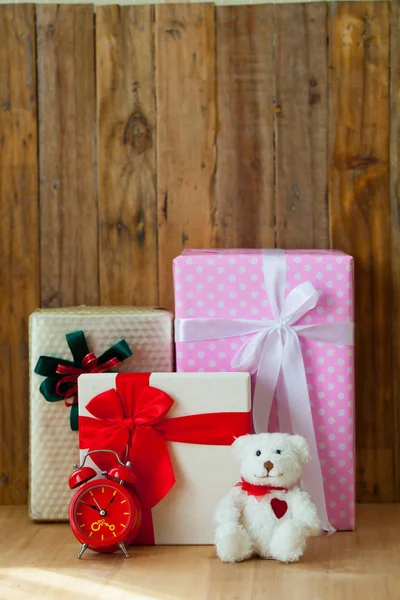 Noel hediye kutusu ahşap arka plan üzerinde. Merry Christmas ve Hap — Stok fotoğraf