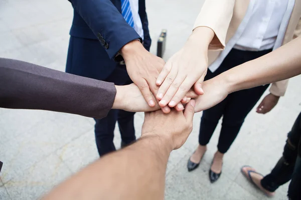 Teamwork mensen touch handen voor eenheid groep voor succuss bedrijf. — Stockfoto