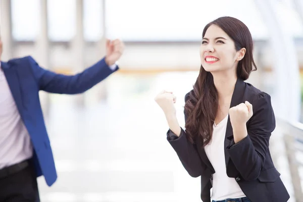 Succesvol zakenvrouw op zoek zelfverzekerd en lachende en cele — Stockfoto