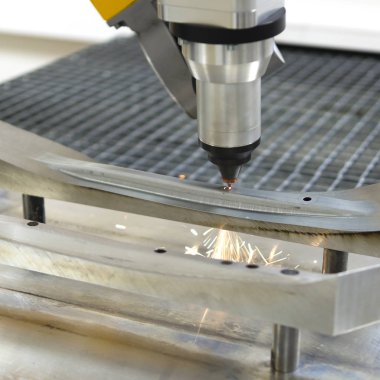 robotik kol üzerinde metal lazer kesim