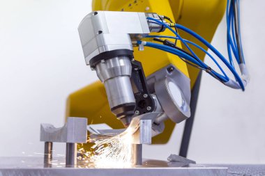 Lazer kesme metal ile robot kol üzerinde kıvılcım