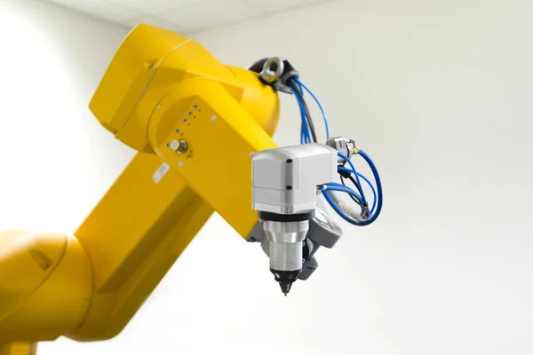 Głowica laserowa do cięcia na ramieniu robota — Zdjęcie stockowe