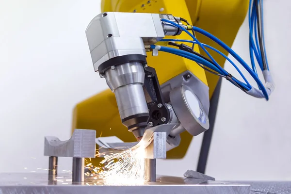 Lazer kesme metal ile robot kol üzerinde kıvılcım