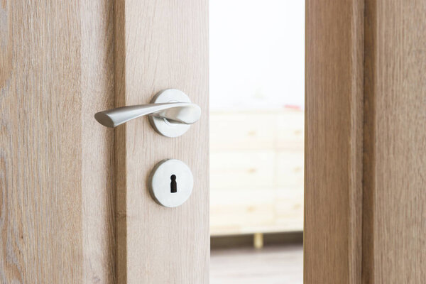 комната с открытыми дверями
