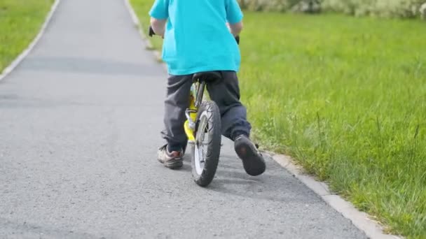 Primeiro Passeio Menino Bicicleta Equilíbrio — Vídeo de Stock