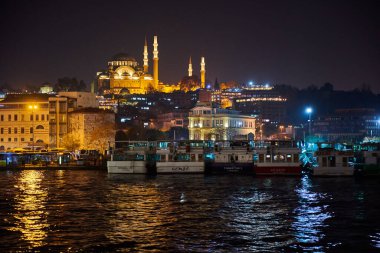 Galata Köprüsü 'nden Golden Horn Körfezi' ne görüntü. Gece