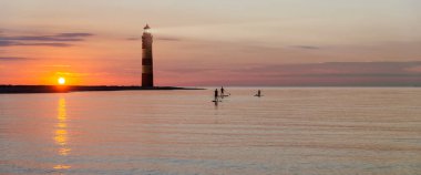 Gün batımında deniz feneri manzarası