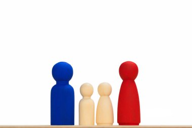 Aile, karı-koca ve çocuklar yan yana dursun. Erkek, kadın, kız ve oğul için ahşap sembol. Beyaz arka planda izole edilmiş. Aile takımyıldızı, aile terapisi kavramı,