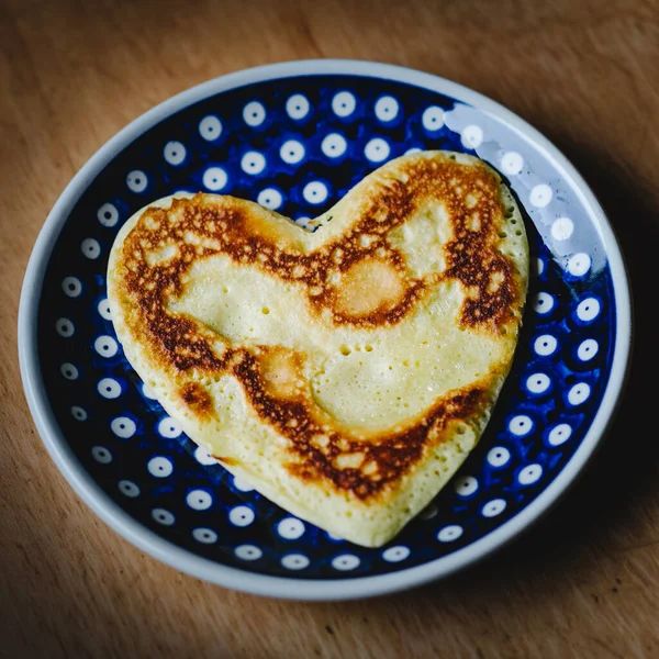 Panquecas Deliciosas Panquecas Forma Coração Para Pequeno Almoço Num Prato — Fotografia de Stock