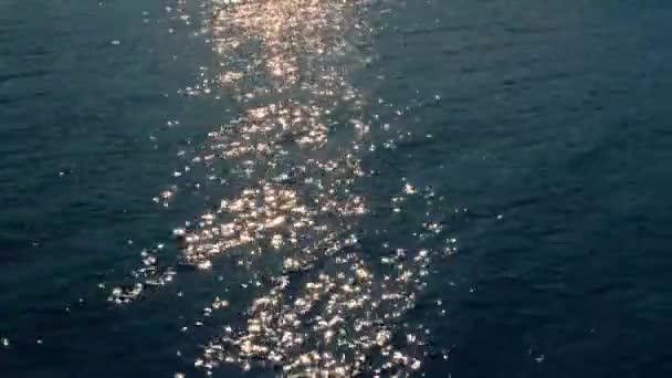 Brillante Brillo Soleado Superficie Del Agua Las Olas Luz Noche — Vídeos de Stock