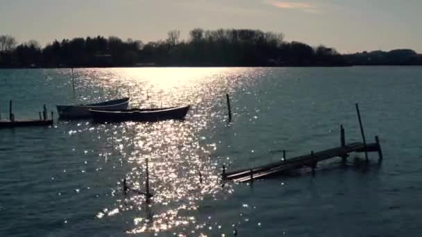 Les Bateaux Sont Sur Jetée Dans Lac Brillant Éclat Ensoleillé — Video