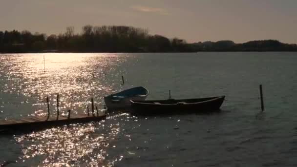 Los Barcos Están Embarcadero Lago Brillante Brillo Soleado Superficie Del — Vídeo de stock