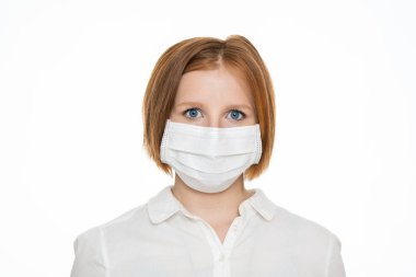 Tıbbi maskeli genç, çekici bir kadın, virüslere ve bakterilere karşı korunuyor Covid-19 Coronavirus. İzole edilmiş, beyaz bir arkaplanda izole edilmiş.