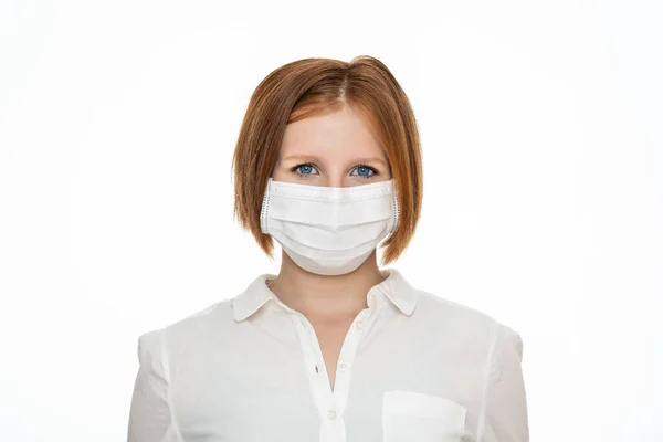 有魅力的女人 戴着医疗面罩 抵御病毒和细菌Covid Coronavirus 被隔离 与白色背景隔离 — 图库照片