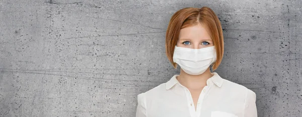 Attraktive Junge Frau Mit Medizinischer Gesichtsmaske Schutz Vor Viren Und — Stockfoto