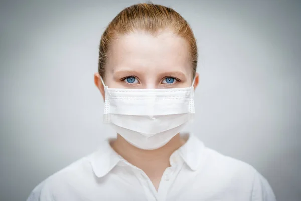 Mladá Atraktivní Žena Maskou Ochrana Proti Virům Bakteriím Covid Coronavirus — Stock fotografie