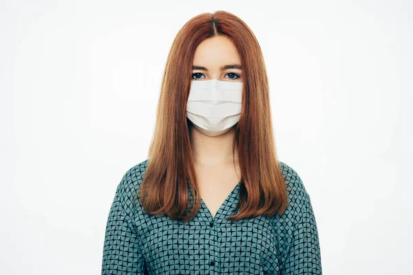 年轻迷人的女人戴着医疗面罩防止病毒和细菌感染Covid Coronavirus 在白色的背景前 — 图库照片