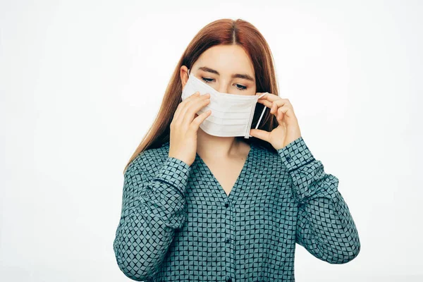 Mladá Žena Nasadí Masku Obličej Ochranu Proti Virům Bakteriím Covid — Stock fotografie