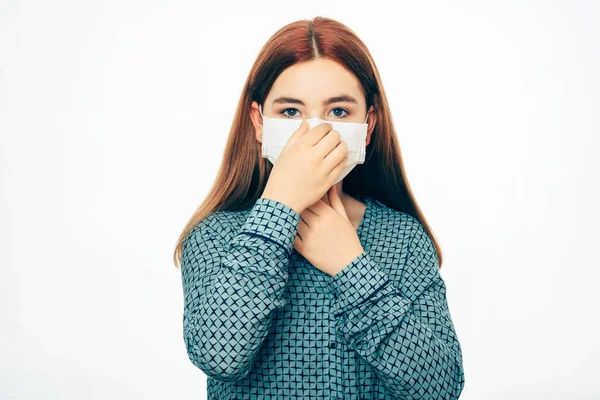 Mujer Joven Pone Una Mascarilla Médica Protección Contra Virus Bacterias —  Fotos de Stock