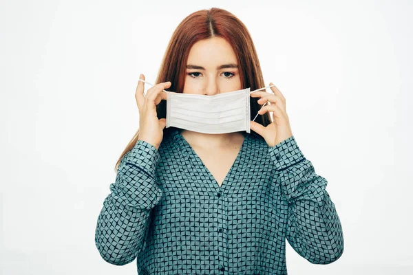 Mladá Žena Nasadí Masku Obličej Ochranu Proti Virům Bakteriím Covid — Stock fotografie