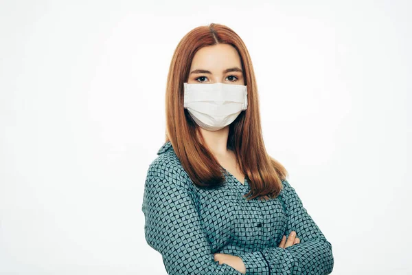 年轻迷人的女人戴着医疗面罩防止病毒和细菌感染Covid Coronavirus 在白色的背景前 — 图库照片