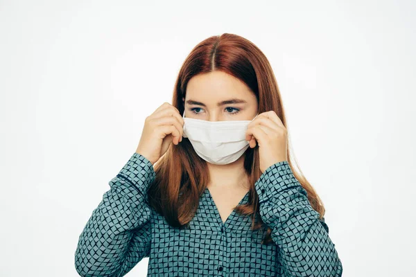 年轻女子戴上医疗面罩 防止感染病毒和细菌Covid 与白色背景隔离 — 图库照片