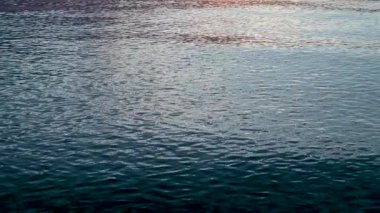 Yavaş çekimde sakin bir ruh hali. Güzel akşam ışığında narin, sakinleştirici bir dalga hareketi.. 