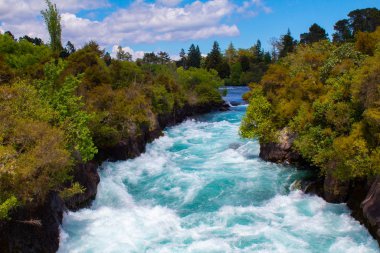 Huka Waikato Nehri 'ne düşer. Taupo, Yeni Zelanda 'nın Kuzey Adası