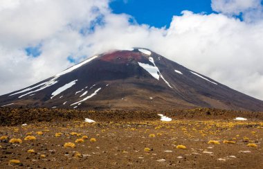 Tongariro Alp Geçidi 'ndeki Ngauruhoe Dağı da (Kırmızı Krater))
