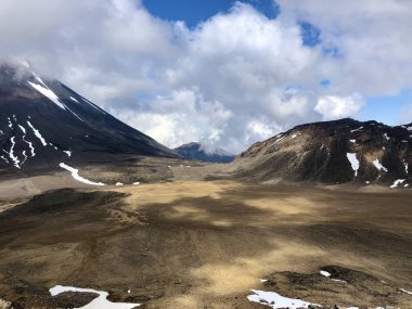 Tongariro Alp geçidinde karla kaplı volkanik manzara, güney krater sahnesi, kuzey adası, Yeni Zelanda