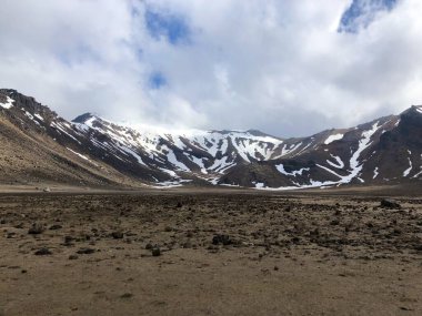 Tongariro Alp geçidinde karla kaplı volkanik manzara, güney krater sahnesi, kuzey adası, Yeni Zelanda