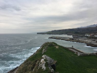 Paseo de San Pedro, İspanya 'nın kuzeyinde, yağmurlu bir Mart günü, Asturias Prensliği' nin bir uçurumdan manzarası