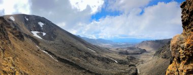 Tongariro Alp Pisti 'nin panoramik manzarası, Tongariro Ulusal Parkı, Kuzey Adası, Yeni Zelanda