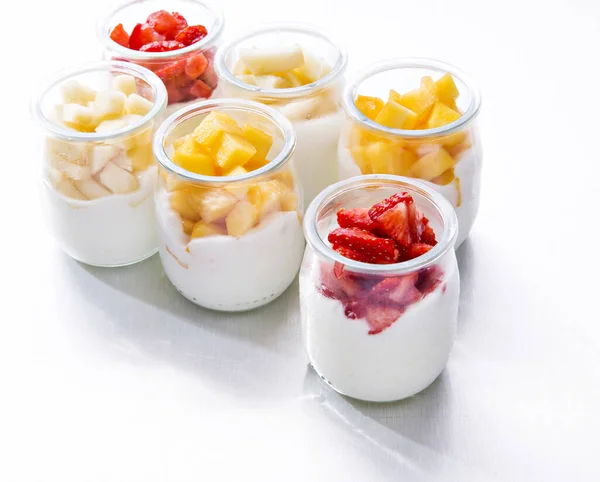 Fruchtjoghurt Glasbecher Mit Weißem Hintergrund — Stockfoto
