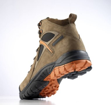 Kahverengi ve turuncu rahat ayakkabı tasarımı. Beyaz arka plana yaslanmış kauçuk tabanlı.