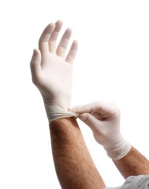 Kıllı kollu tanımlanamayan erkek beyaz arka plana steril lateks eldiven takıyor.