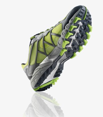 Yeşil ve gri rahat spor ayakkabıları, beyaz arka plana yaslanmış kauçuk tabanlı.