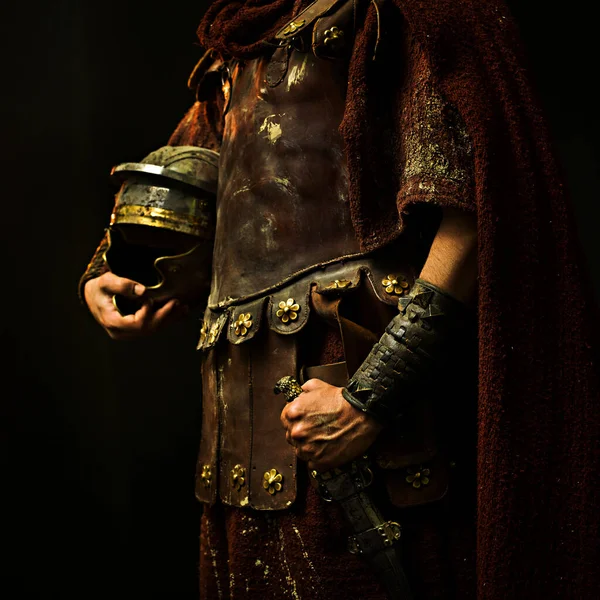 Elinde Zırhı Miğferi Siyah Arka Planı Olan Bir Romalı Asker — Stok fotoğraf