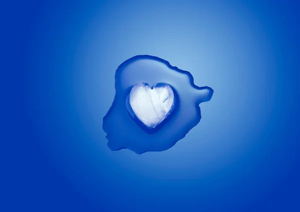 Top View Melting Heart Shaped Piece Ice Placed Puddle Water — Stock Photo, Image