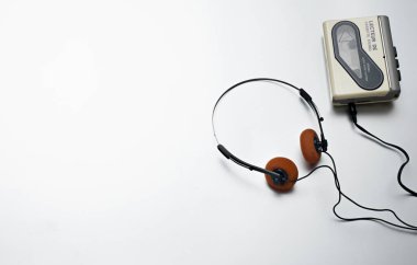 80 'lerden kalma gri arka planlı kulaklıklı radyo kaseti.