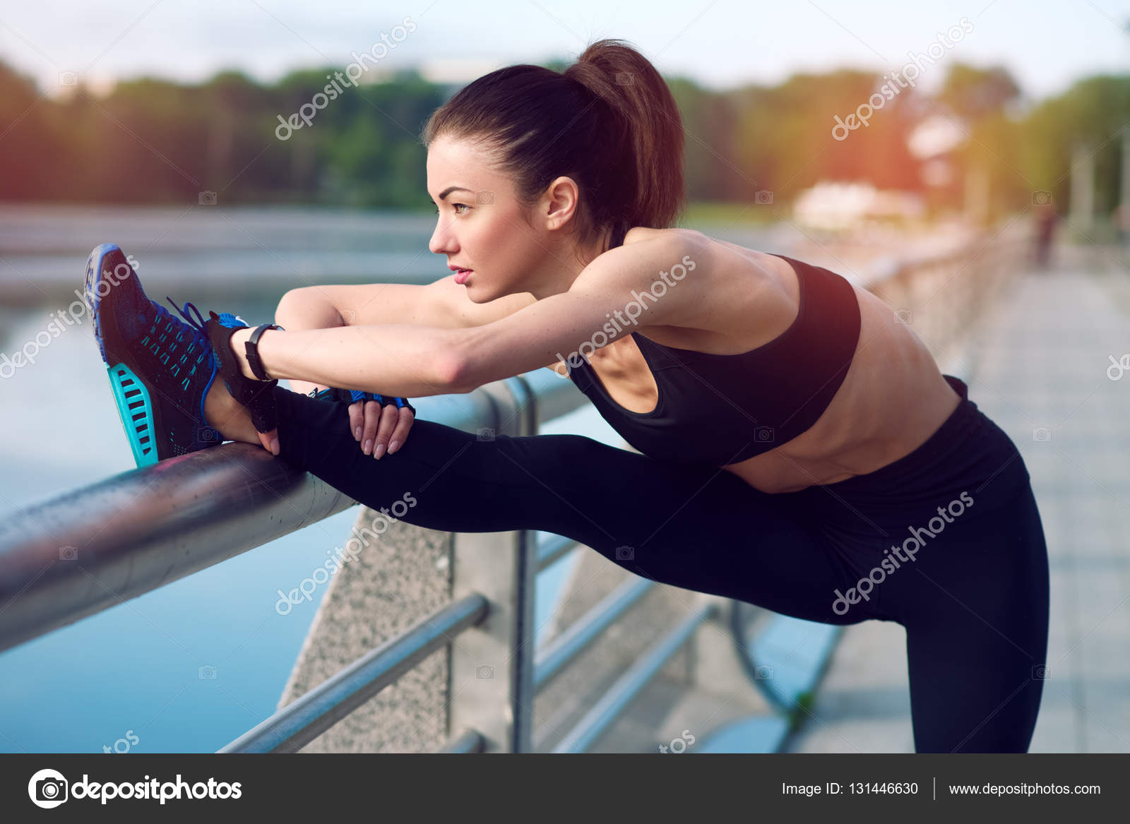 Привлекательная И Сильная Женщина Растягивается Перед Фитнесом На.