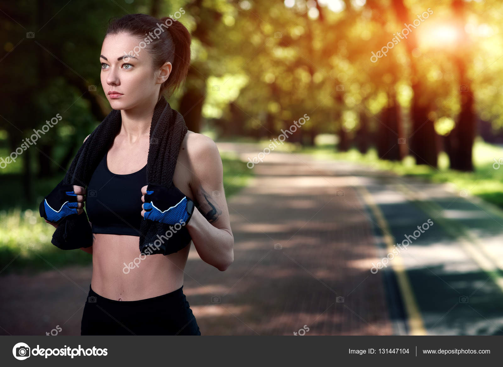 Молодая Красивая И Сильная Женщина Отдыхает После Активной.